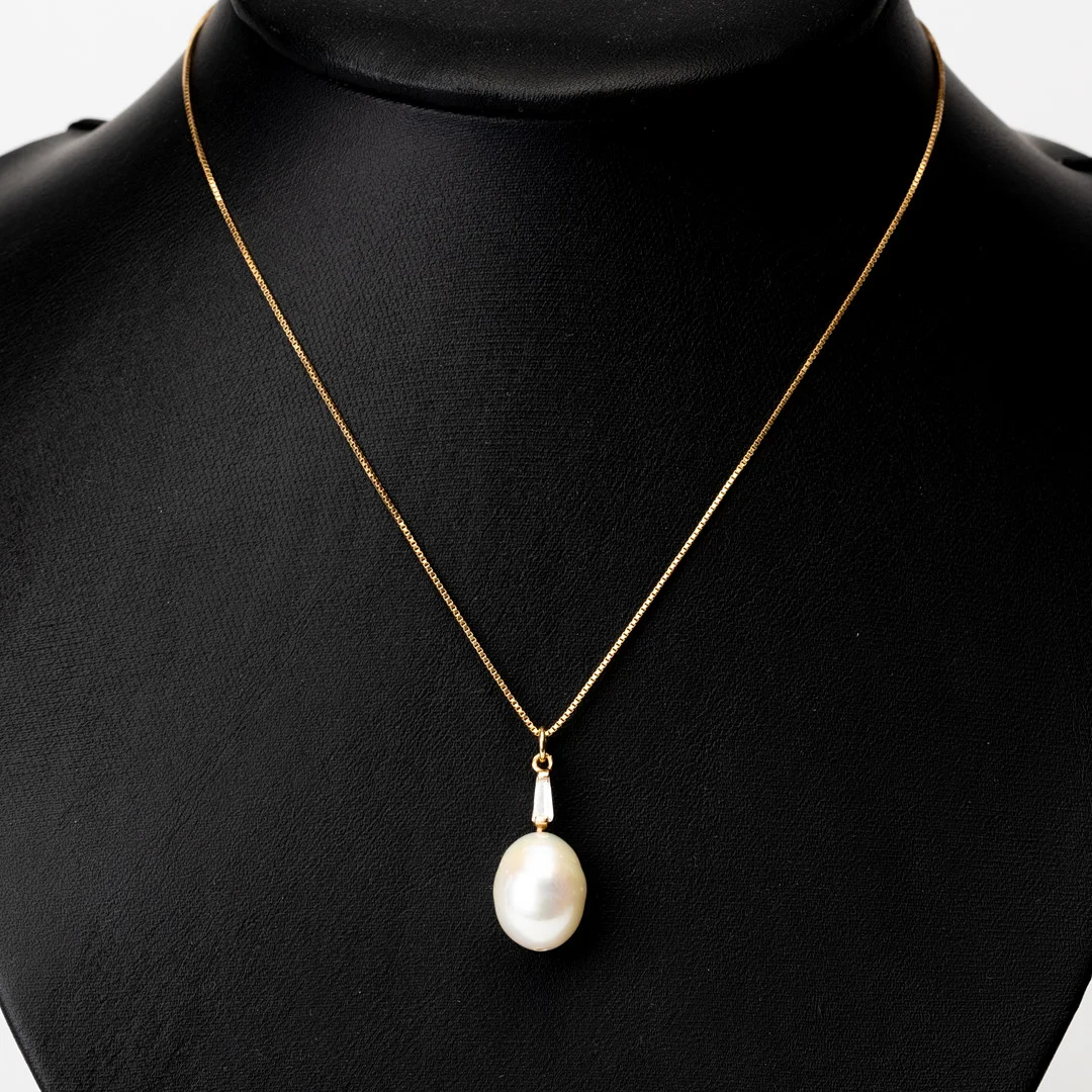 HÄNGE med pärla och diamant och vit sten, samt KEDJA, guld, 18K. kedjan Balestra, Italien. — Objet de vertu & Miscellaneous — Auktionshuset Kolonn