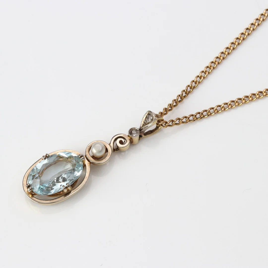 HALSBAND. 18k guld med en oval fasetterad akvamarin och små diamanter, totalvikt ca 5,9 gram. — Necklace — Skånes Auktionsverk