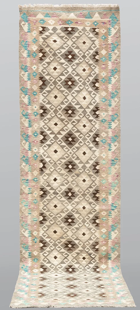 ORIENTMATTA, kelim, naturfärgad, gallerimodell ca 304 x 81 cm. — Oriental Carpets & Textiles — Skandia Auktion