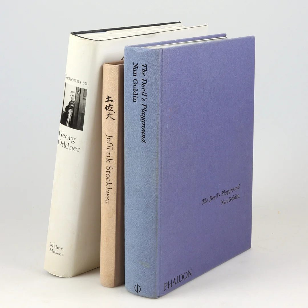FOTOBÖCKER, 3 st, Jefferik Stocklassa, "D&D". Nan Goldin, "The Devils Playground". Georg Oddner, "Genomresa". — Books — Stadsauktion Sundsvall