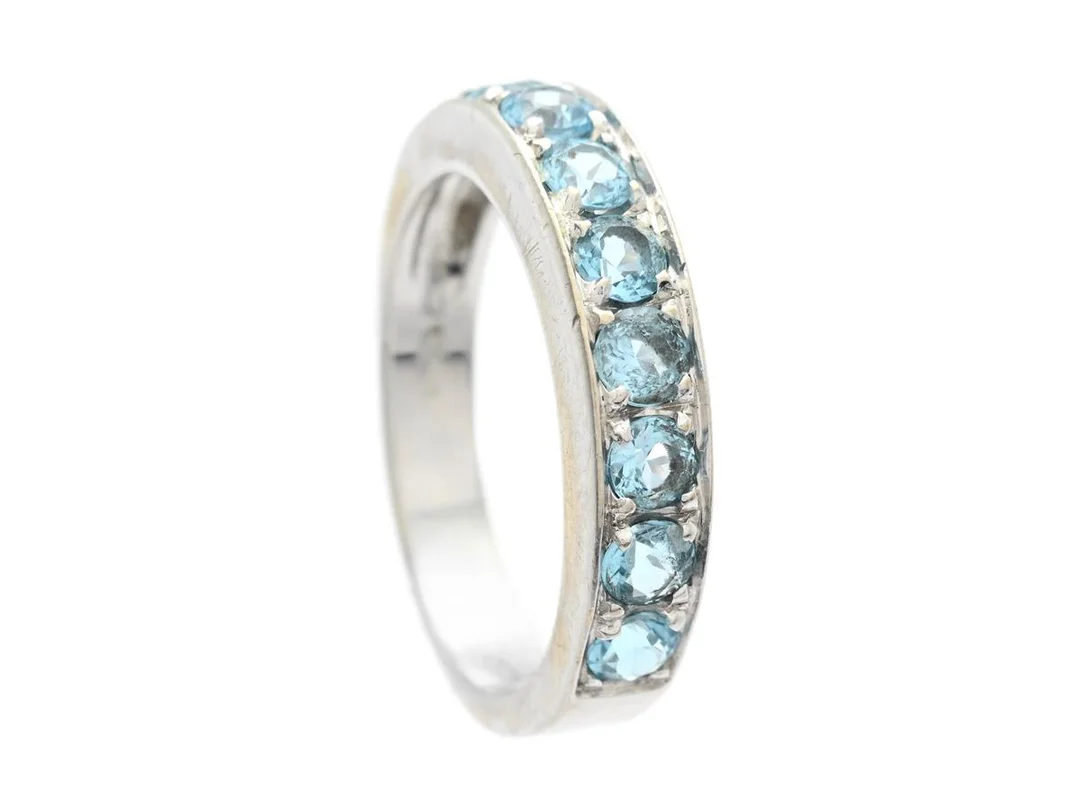 ALLIANSRING, 18K vitguld, topaser, stl 17 mm, vikt 4,4 g, en sten med skada. — Smycken/Alliansring — Kaplans