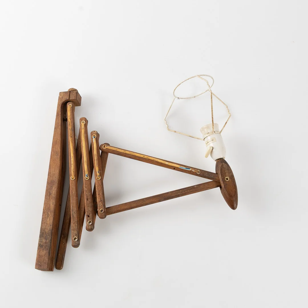 ERIK HANSEN. Vägglampa, "Le Klint", ek, Danmark, 1950/60-tal. — Wall Lights — Stockholms Auktionsverk Helsingborg