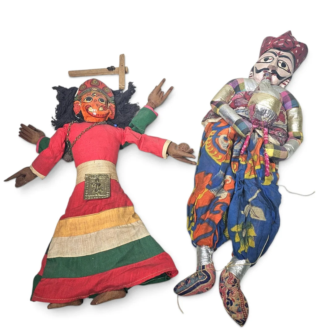 2 Marionetas orientales. Una de doble cara, en madera policromada y ropajes originales. — Dolls & Teddybears — Arce Auctions