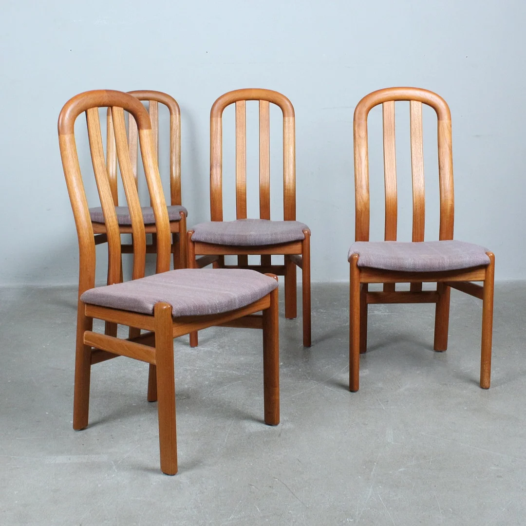 Vier Mid-Century Esszimmerstühle der 1970er, Teak , Wolle. — Armchairs & Chairs — Stockholms Auktionsverk Düsseldorf/Neuss