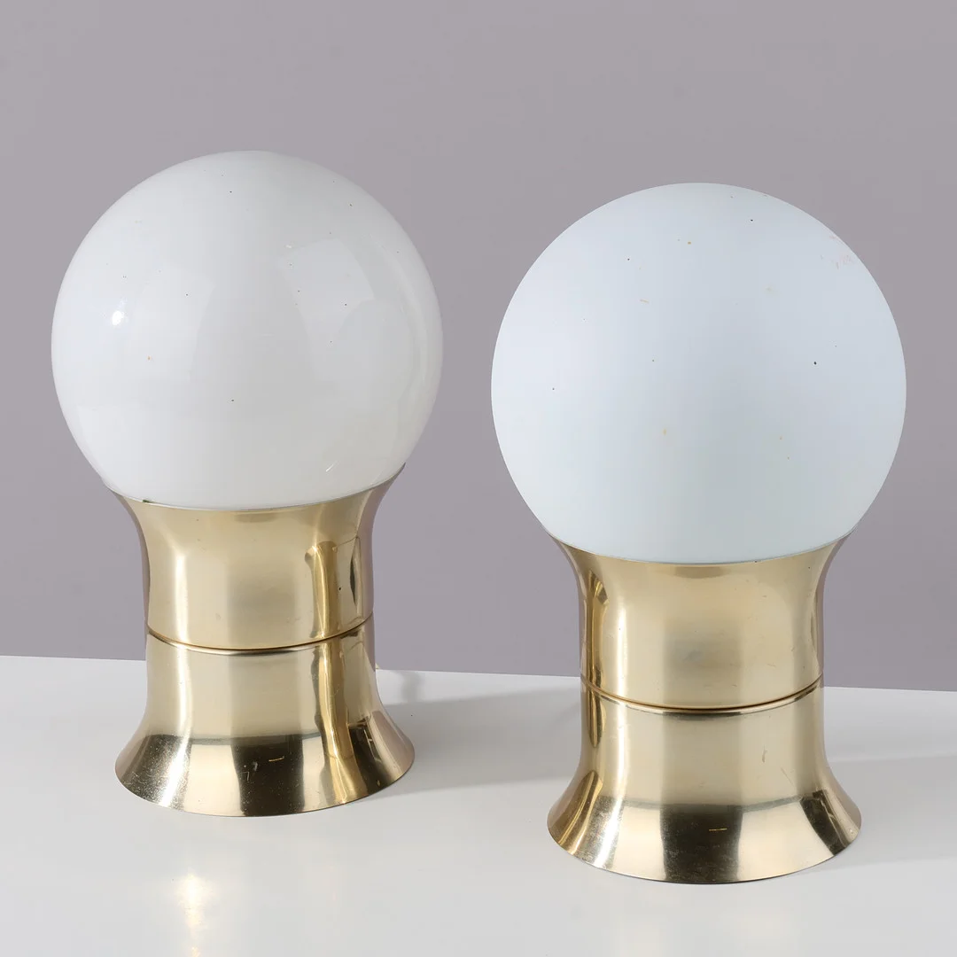 HEMI: Et par bordlamper af gyldent metal med hvide glaskupler, model "KLOT 2", Sverige, 1960/70'erne, (2). — Table Lamps — Palsgaard Kunstauktioner