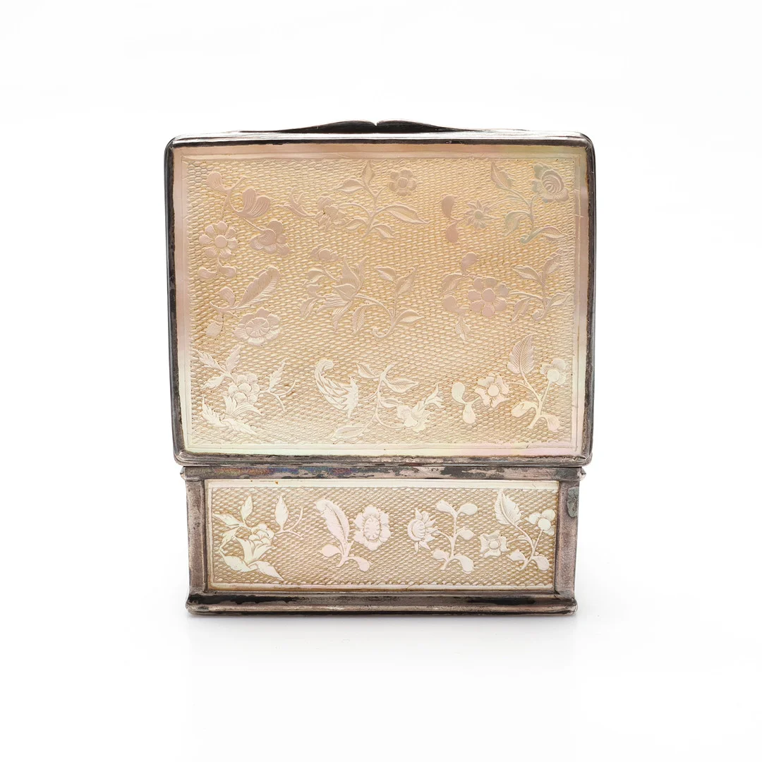 DOSA, rokoko, silver och pärlemor, troligen Johan Rundqvist, Karlskrona, 1766. — Silver — Gomér & Andersson Linköping