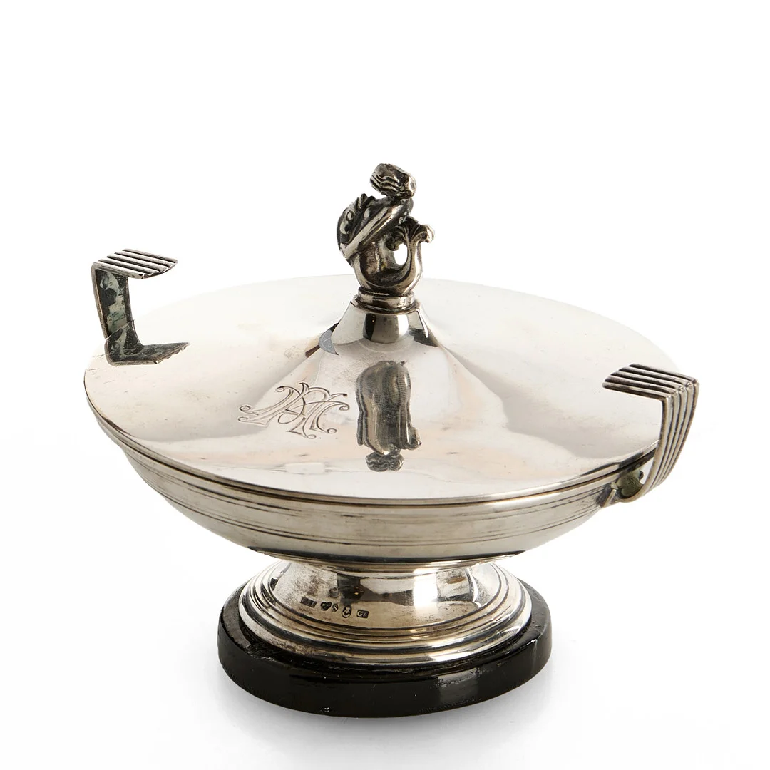 C.G. HALLBERG. Sockerskål, silver, Swedish Grace. Sockel i svartlackerat trä. — Silver — Crafoord Auktioner Stockholm