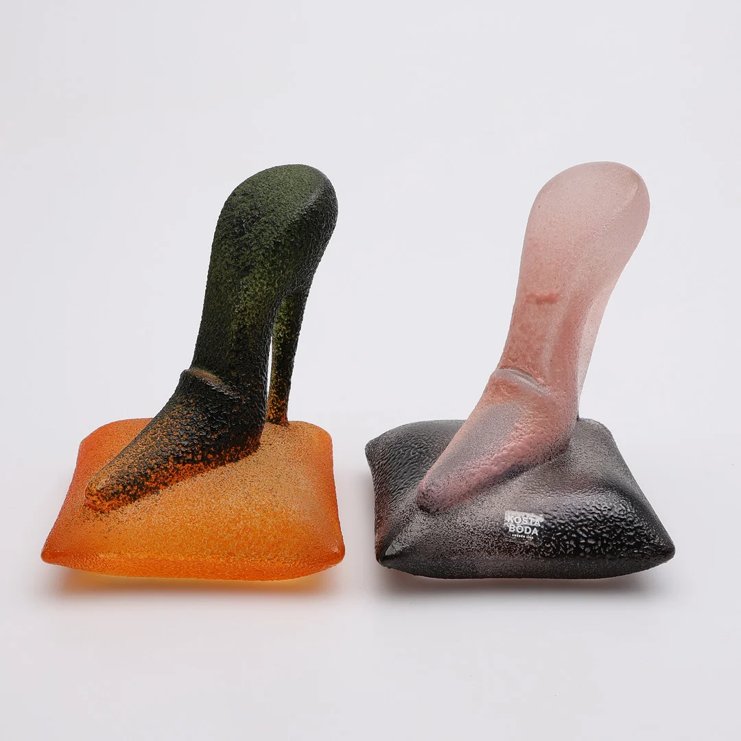 KJELL ENGMAN. SKULPTURER, TVÅ STYCKEN, "SHOE ON PILLOW" UR SERIEN "CATWALK", KOSTA BODA. — Art glass — Crafoord Auktioner Lund