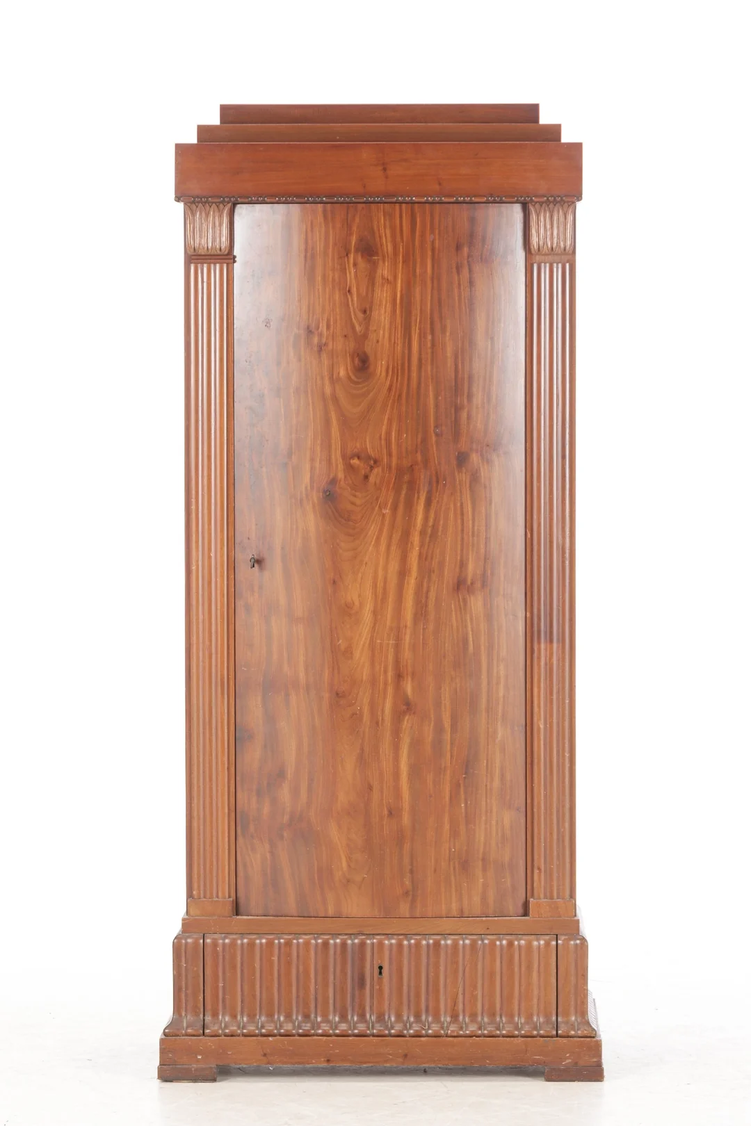 Mahogany cabinet. 20th century. — Furniture/Cabinets, chests of drawers — Lauritz
