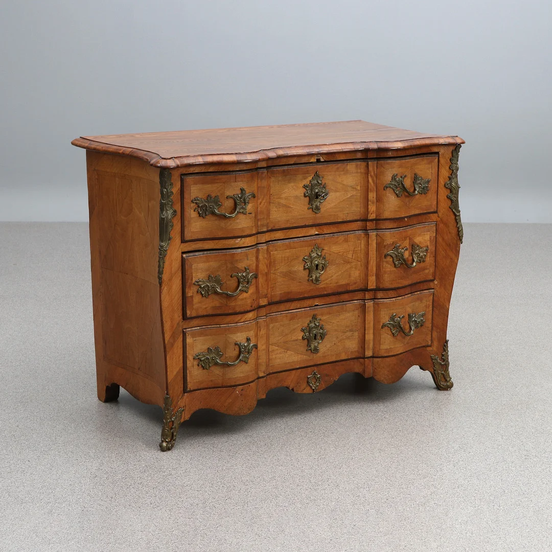 BYRÅ. Barock, 1700-tal. Alm och valnöt med bronsbeslag. — Chests of drawers — Skånes Auktionsverk