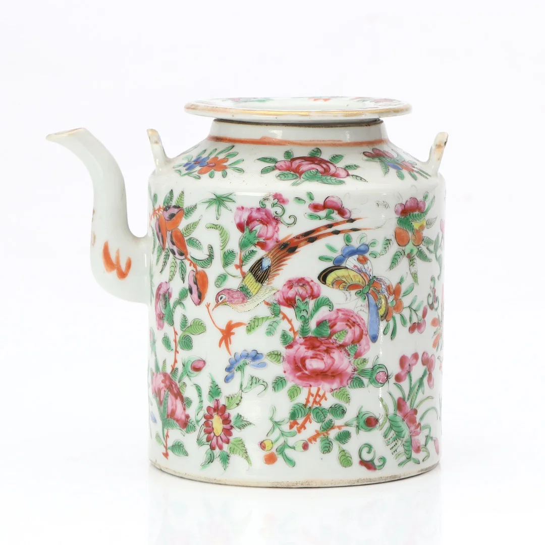 TEKANNA. Porslin med Kanton Rose-dekor. Kina, 18/1900-tal. — Ceramics & Porcelain — Skånes Auktionsverk