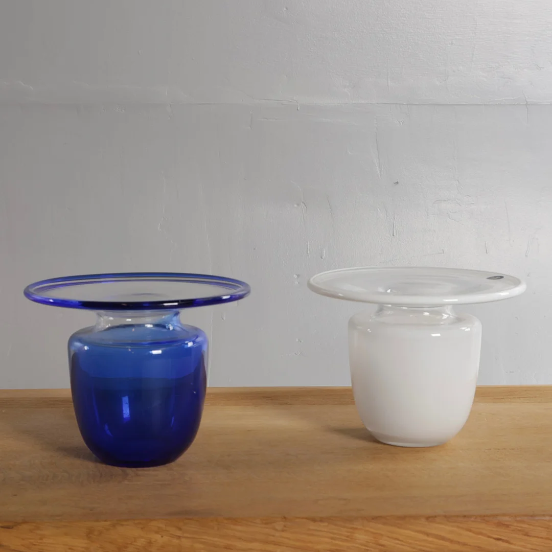 TORBEN JØRGENSEN (F. 1945). To vaser med krave, hvidt og blåt glas. Udført hos Holmegaard Glasværk, Danmark (2). — Art glass — Woxholt Auktionshus