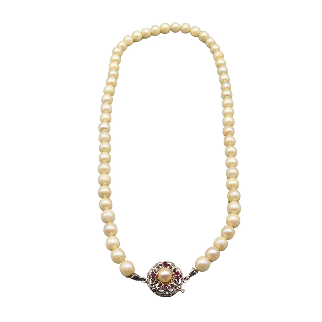 PERLENKETTE, DER VERSCHLUSS IST AUS 585ER WEISSGOLD, BESETZT MIT RUBINEN. — Necklace — Auktionshaus Stuber's Hammerschlag
