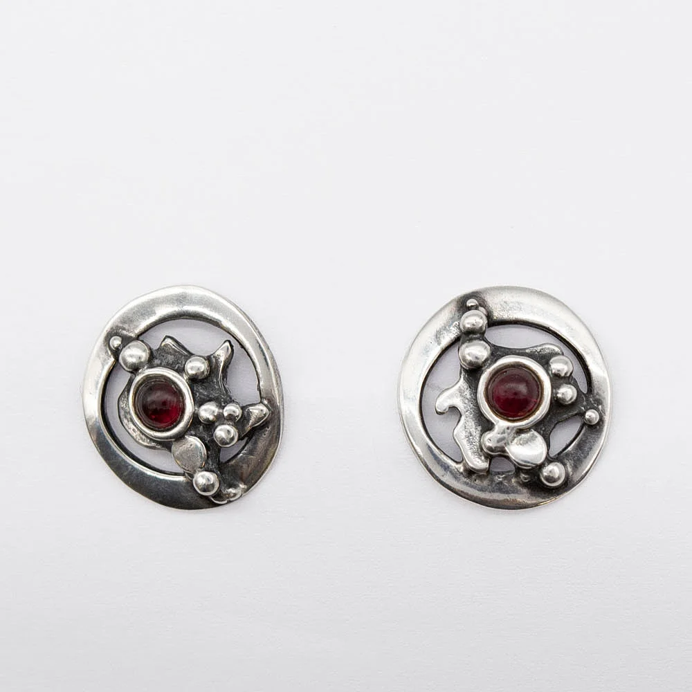 VALDRES SOLVSMIE. EIN PAAR DESIGNEROHRSTECKER, STERLINGSILBER, ALMANDIN-CABOCHON, NORWEGEN, UM 1970ER JAHRE. — Earrings — Kunst- und Auktionshaus Kleinhenz