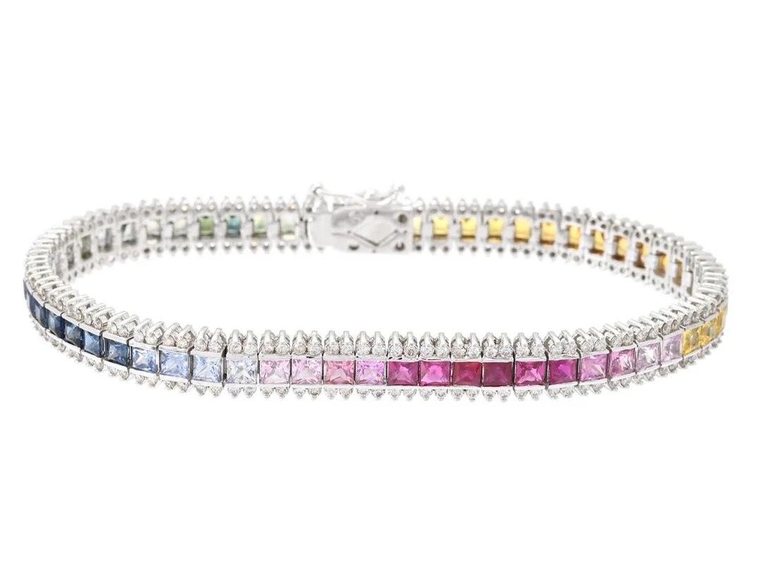 ARMBAND, 18K vitguld, 58 behandlade flerfärgade safirer ca 11,00 ctv, 232 briljantslipade diamanter ca 2,30 ctv, ca TW-Light Yellow/SI-P, Frankrike, längd 20 cm, vikt 25,9 g, enstaka safirer har nagg. — Smycken/Armband — Kaplans