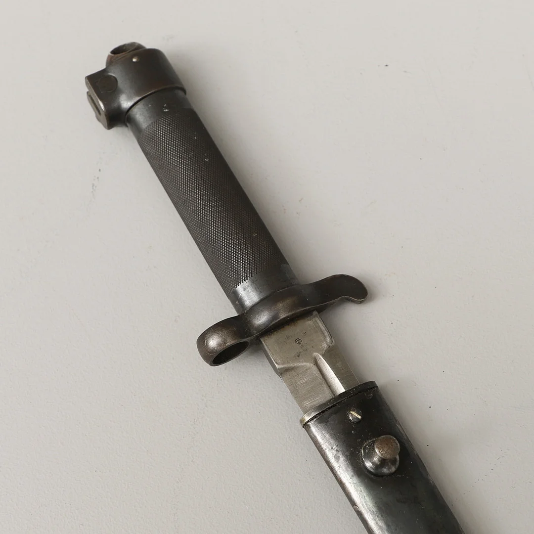 FÖRSÖKSBAJONETT, FM/1910. lång klinga, Eskilstuna Jernmanufactur AB. — Edged weapons — Crafoord Auktioner Malmö