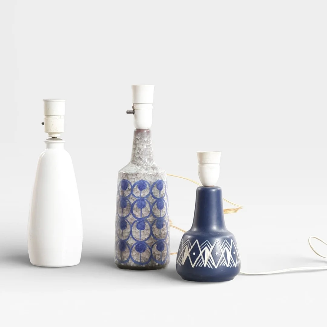 KÄHLER, MICHAEL ANDERSEN, SØHOLM. Tre bordlamper af glaseret keramik.Forskellige farver og mønstre, Danmark. (3). — Table Lamps — Woxholt Auktionshus
