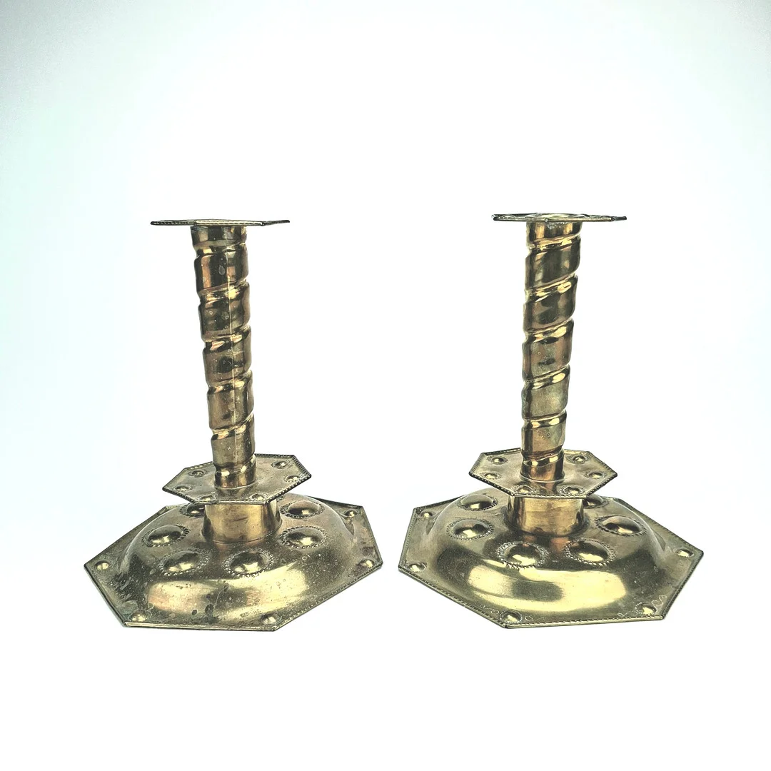 LJUSSTAKAR, ett par, mässing, barockstil. — Candlesticks — Auktionshuset Thörner & Ek