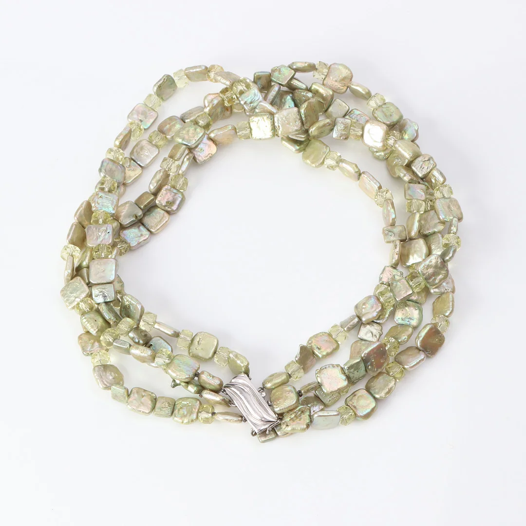 COLLIER MED GULDLÅS. Ljusgröna odlade sötvattenpärlor och glasstenar, lås i 18k vitguld. — Necklace — Skånes Auktionsverk