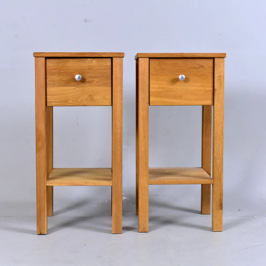 SÄNGBORD, 1-par, ek, samtida. — Tables — Halmstads Auktionskammare