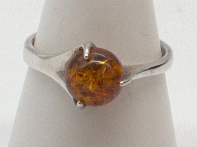 DESIGNER RING STERLING SILBER MIT BERNSTEIN GEFASST, 20. JAHRHUNDERT. — Rings — Kunst- und Auktionshaus Kleinhenz
