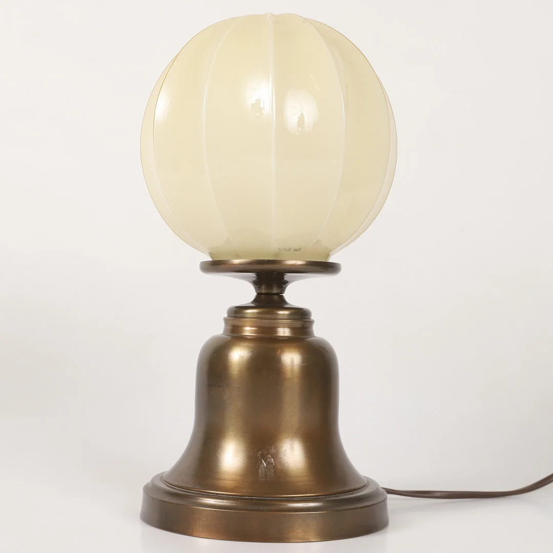 BORDSLAMPA, patinerad mässing och glas, Konsthantverk AB, Tyringe, 1900-talets andra hälft. — Table Lamps — Helsingborgs Auktionskammare