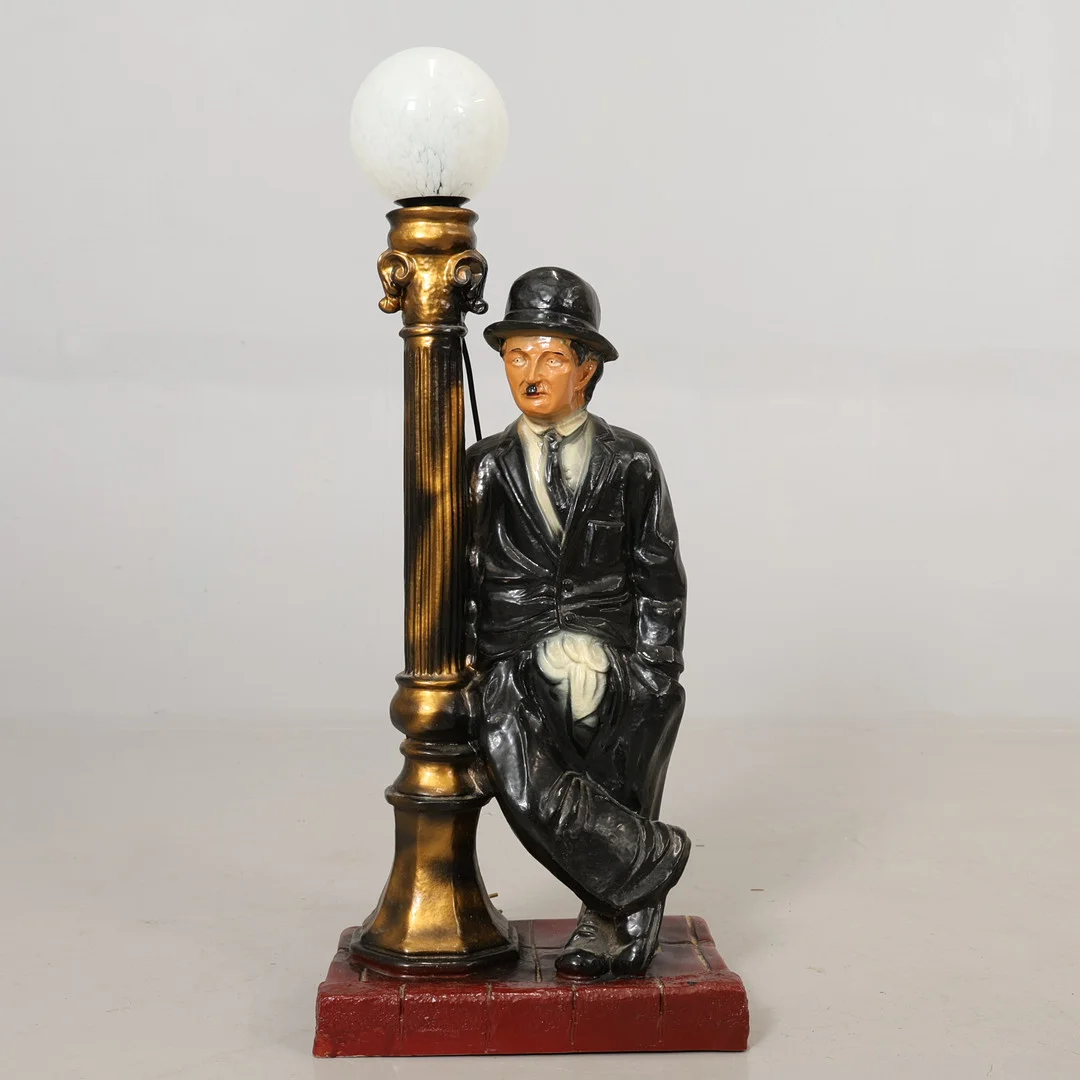 GOLVLAMPA i form av Charlie Chaplin, konstmassa. — Floor lights — Höörs Auktionshall