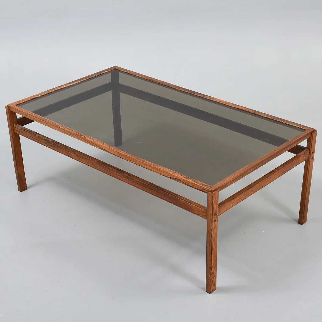 DANSK MØBELDESIGN. Rektangulært sofabord i palisander med røgfarvet glas top. Danmark, 1960-70'erne. — Coffee Tables — Sørensen Auktioner