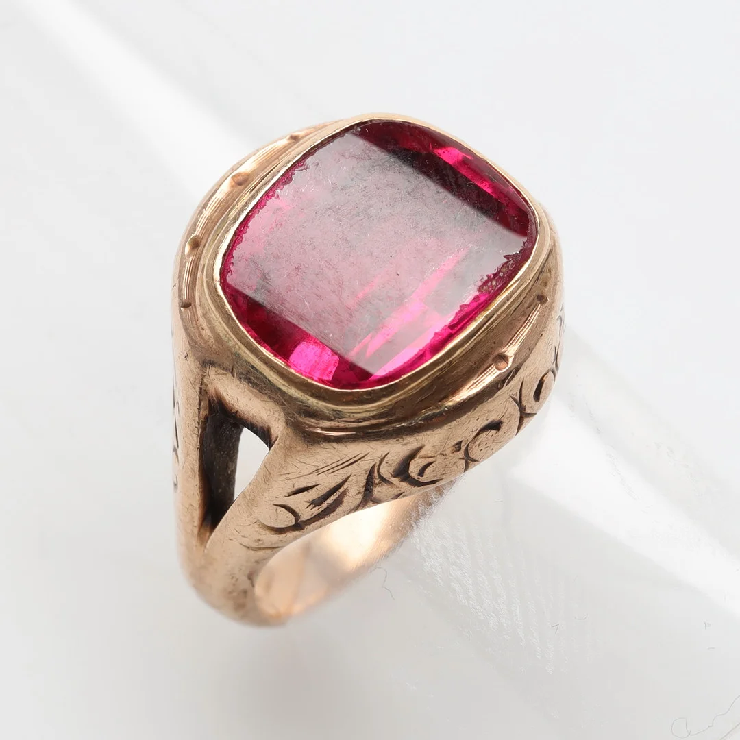 RING med sten 10K guld bruttovikt ca 6,3 gram. — Rings — Höörs Auktionshall