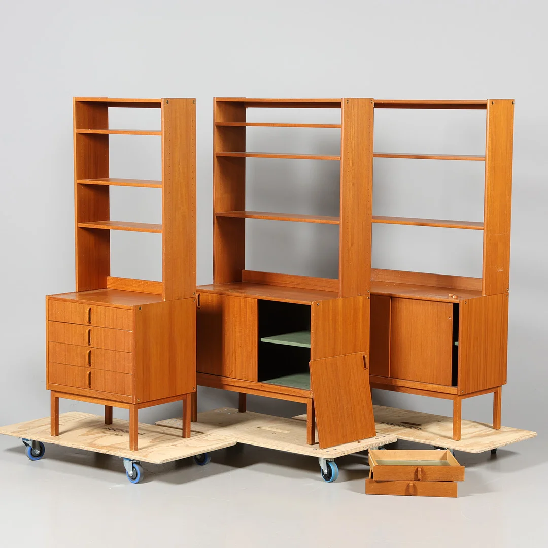 BERTIL FRIDHAGEN. HYLLSYSTEM, 3 sektioner, teak, Bodafors, "Variett", 1960-tal. — Cupboards, Cabinets & Shelves — Borås Auktionshall