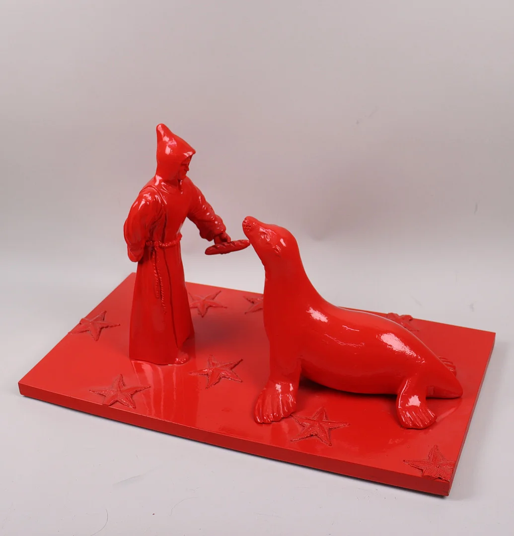 WILLIAM SWEETLOVE (BELGIEN, FÖDD 1949). "Cloned monk speaks to the seal", skulptur i polyuretan. — Sculptures & Bronzes — Markus Auktioner