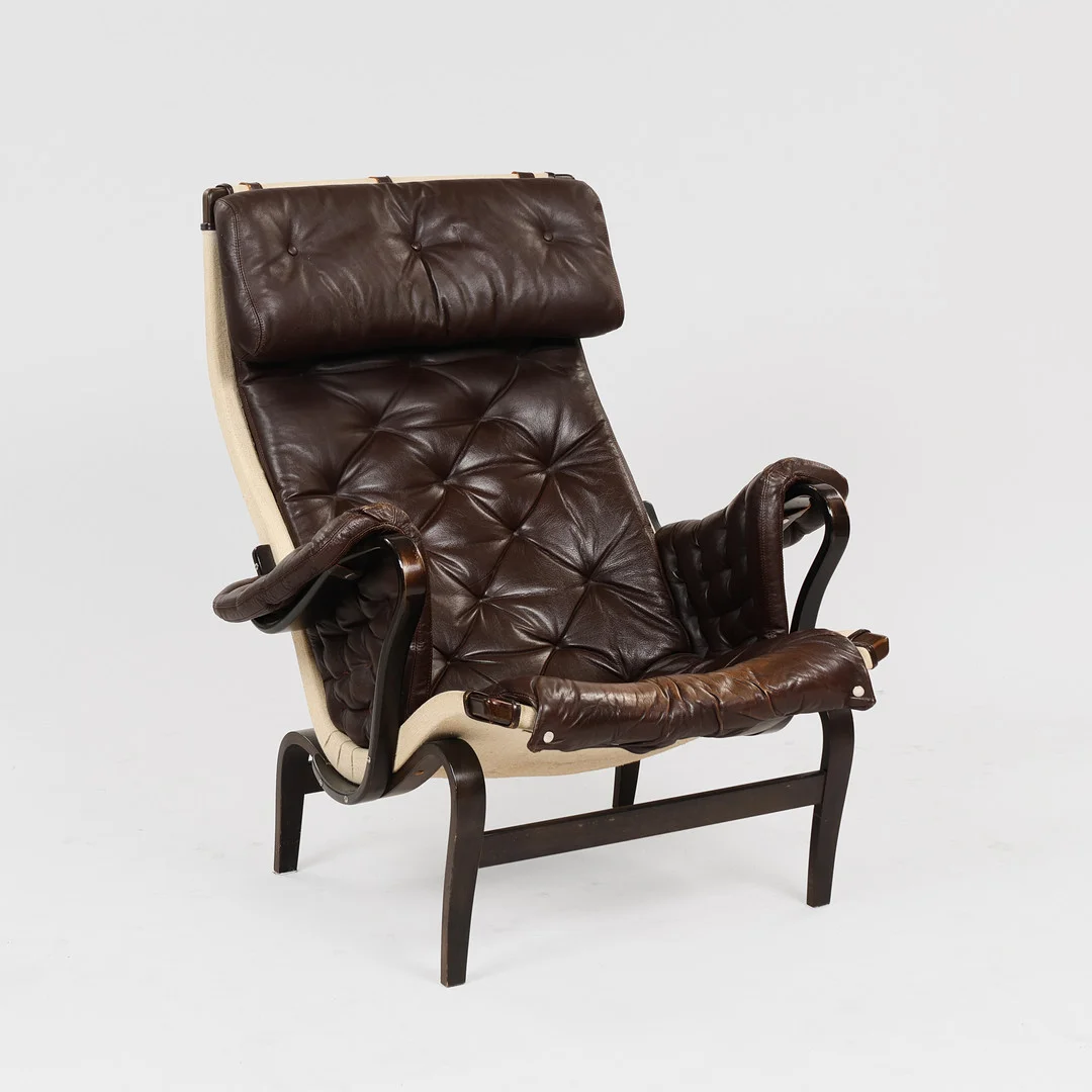 BRUNO MATHSSON. Lænestol betrukket med læder "Pernilla", DUX. — Armchairs & Chairs — Palsgaard Kunstauktioner