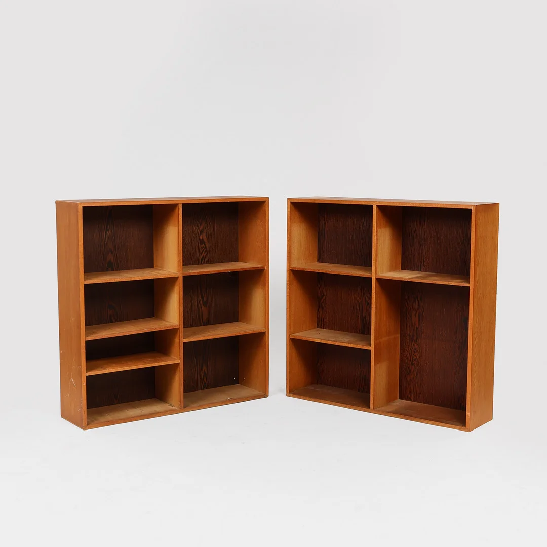 DANSK MØBELDESIGN. Et par bogreoler af teak og wengé, 1900-tallets midte, (2). — Cupboards, Cabinets & Shelves — Palsgaard Kunstauktioner