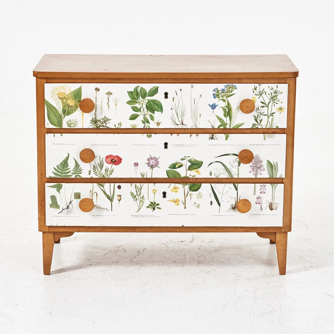 BYRÅ, 1930/40-tal, björkfanér, dragknoppar i björk, tapetserad i Nordens Flora. — Chests of drawers — Stockholms Auktionsverk Magasin 5
