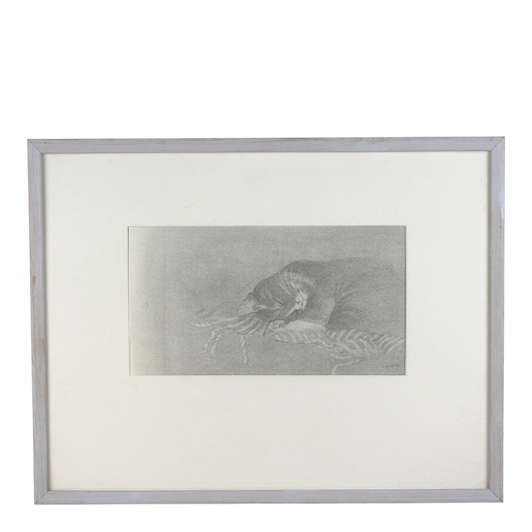 LAILA OLOFSSON. Blyertsteckning, sovande katt, signerad, -96. — Drawings — Höganäs Auktionsverk