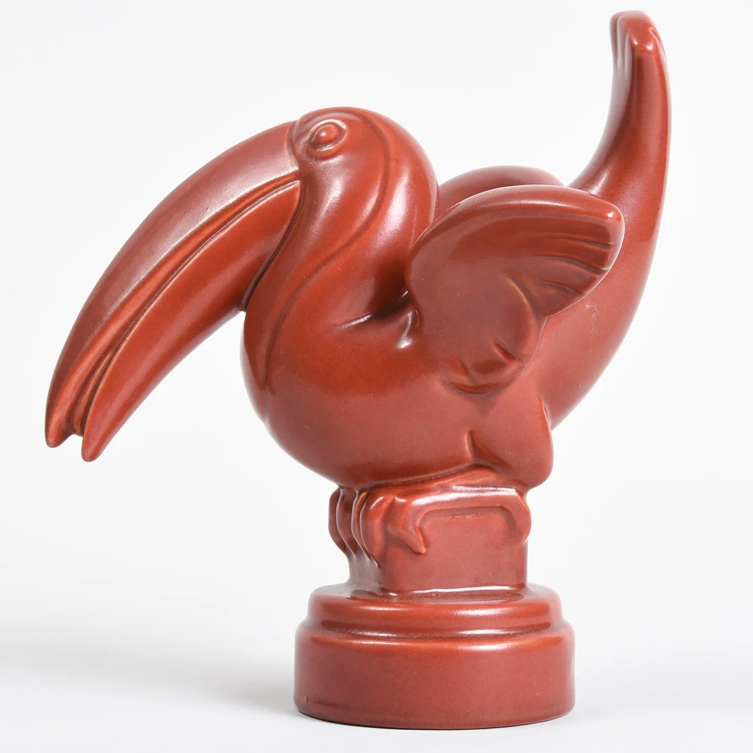 SVEND LINDHART. SKULPTUR, i form af tukan, rødglaseret fajanceDanmark, 1900-tallet. — Sculptures & Bronzes — Sørensen Auktioner
