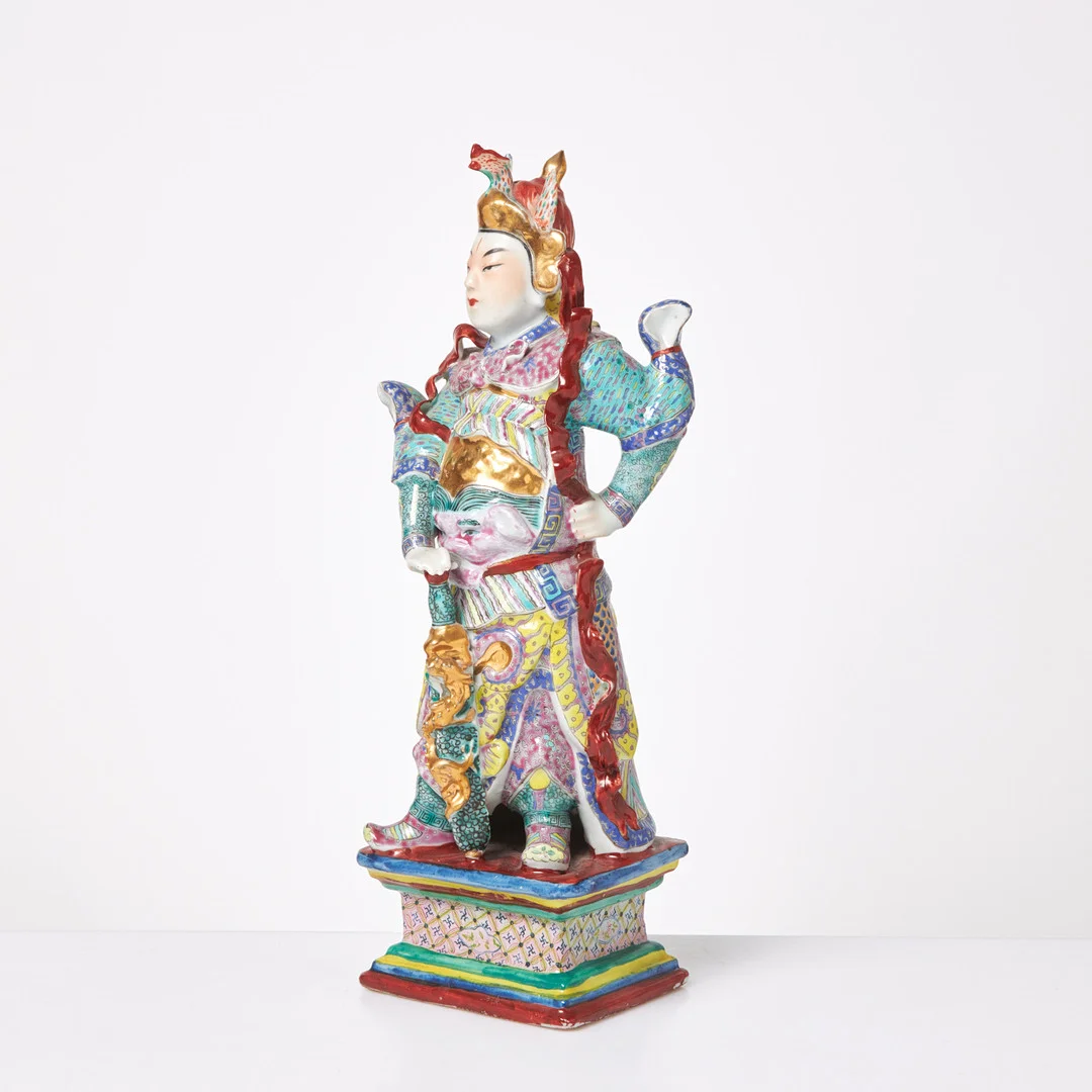 FIGURIN. 1900 tal, porslin, emaljdekor, delvist förgyllning, stämpelmärkt i godset. — Ceramics & Porcelain — Stockholms Auktionsverk Sickla