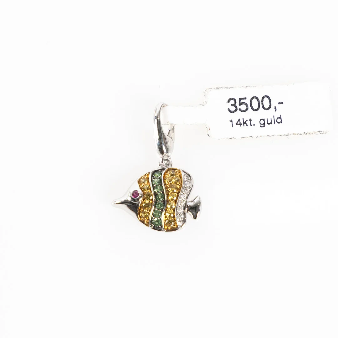 BERLOCK / HÄNGE, i form av fisk, 14K guld med 0,04 diamanter och färgade stenar. — Brooches & Pendants — Stockholms Auktionsverk Helsingborg