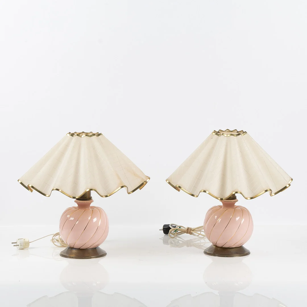 BORDSLAMPOR, ett par, rosa glas med gulddekor, 1980-tal. — Table Lamps — Stockholms Auktionsverk Helsingborg