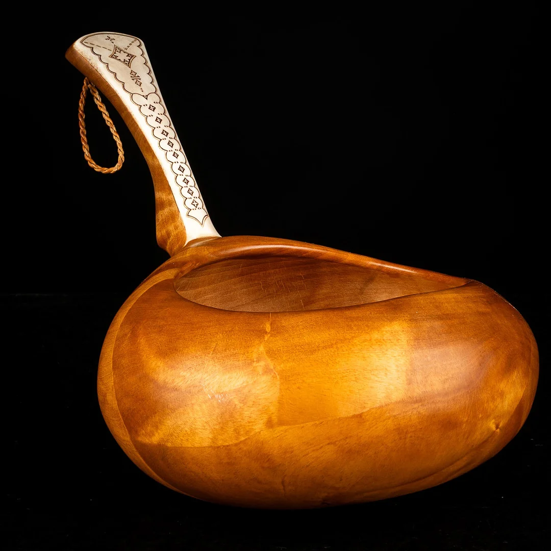 LARS LEVI SUNNA. Naphie / Mjölkstäva, Sameslöjd, Signerad 1900-tal. — Sami Arts & Crafts — Norrlands Auktionsverk