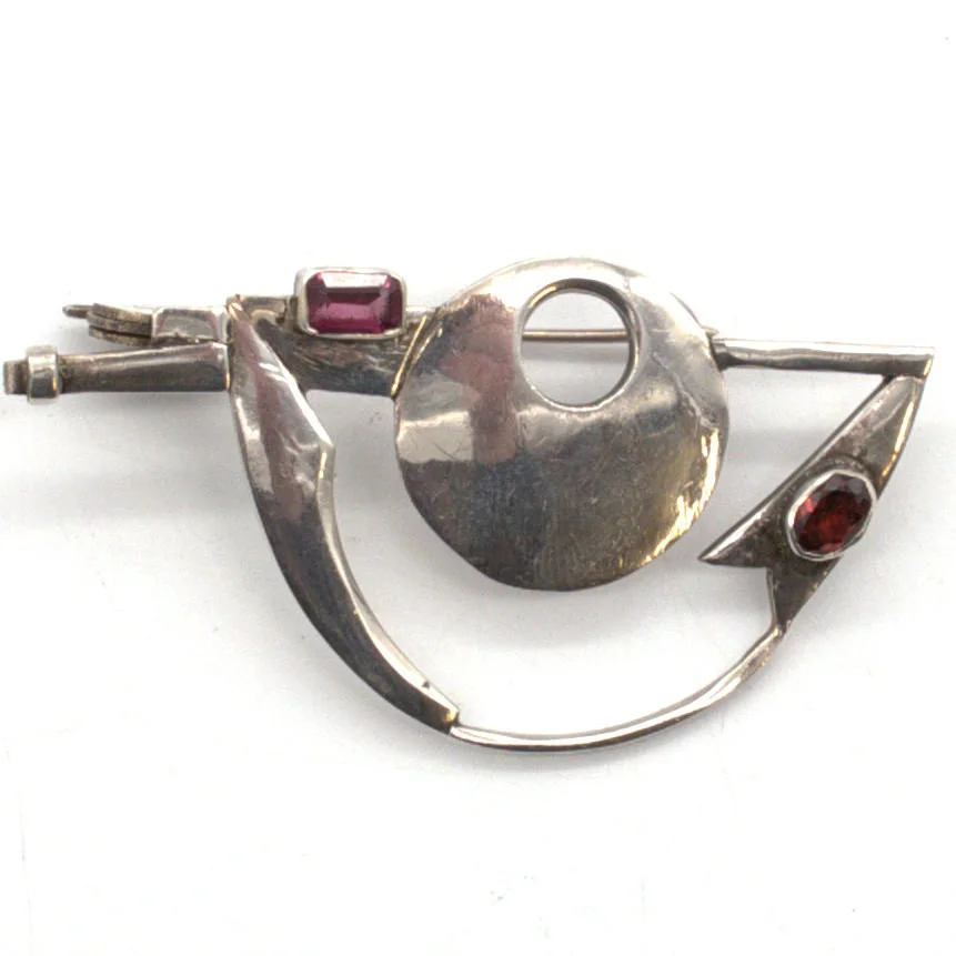 MODERNISTISCHE SKANDINAVISCHE STERLING SILBER BROSCHE, GOLDSCHMIEDEARBEIT, UNIKAT, MIT ZWEI EINGEFASSTEN ALMANDINEN, UM CA. 1970. — Brooches & Pendants — Kunst- und Auktionshaus Kleinhenz