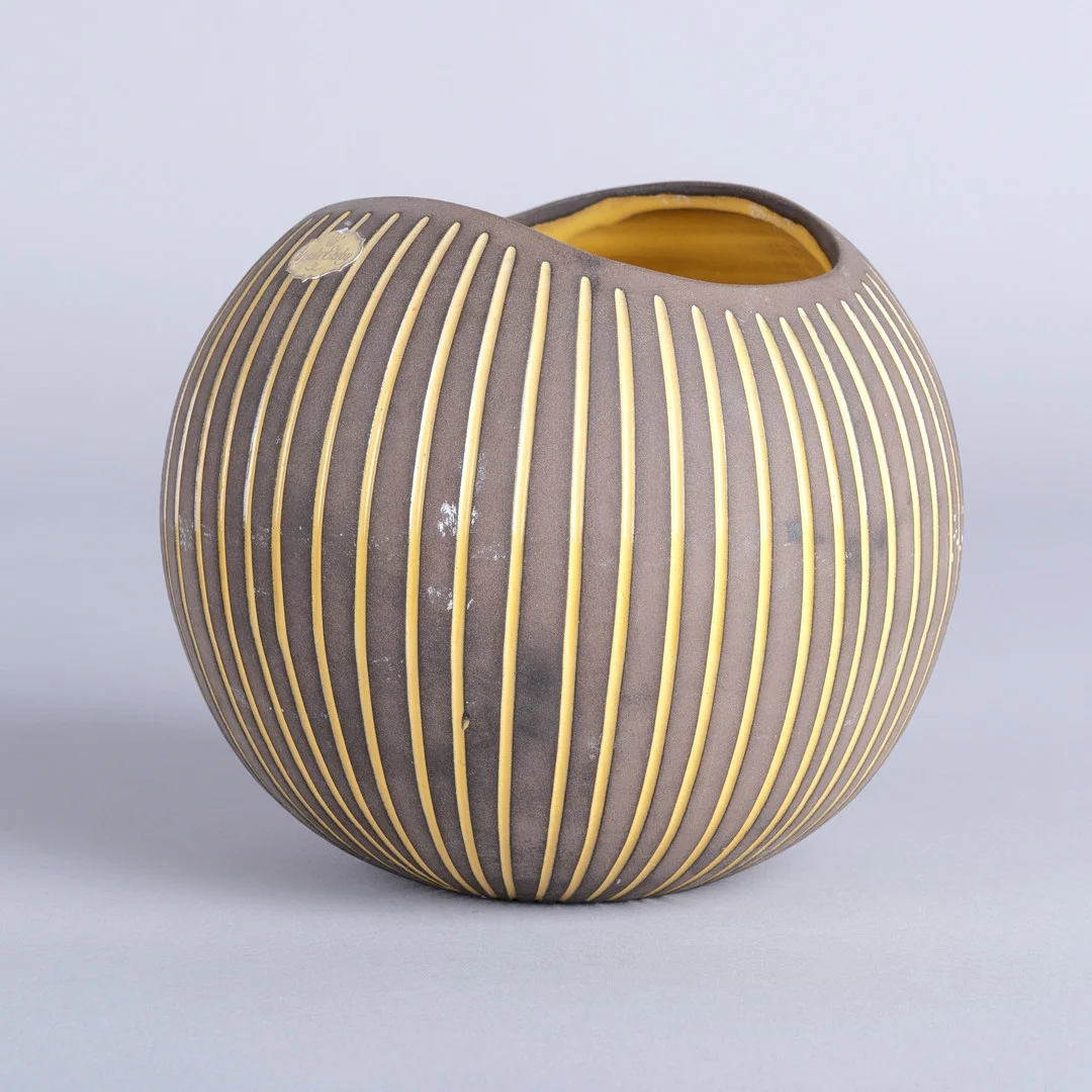 HJÖRDIS OLDFORS. vas, "Kokos", lergods, Upsala Ekeby, signerad och numrerad 5030, 1950-tal. — European — Wickmans