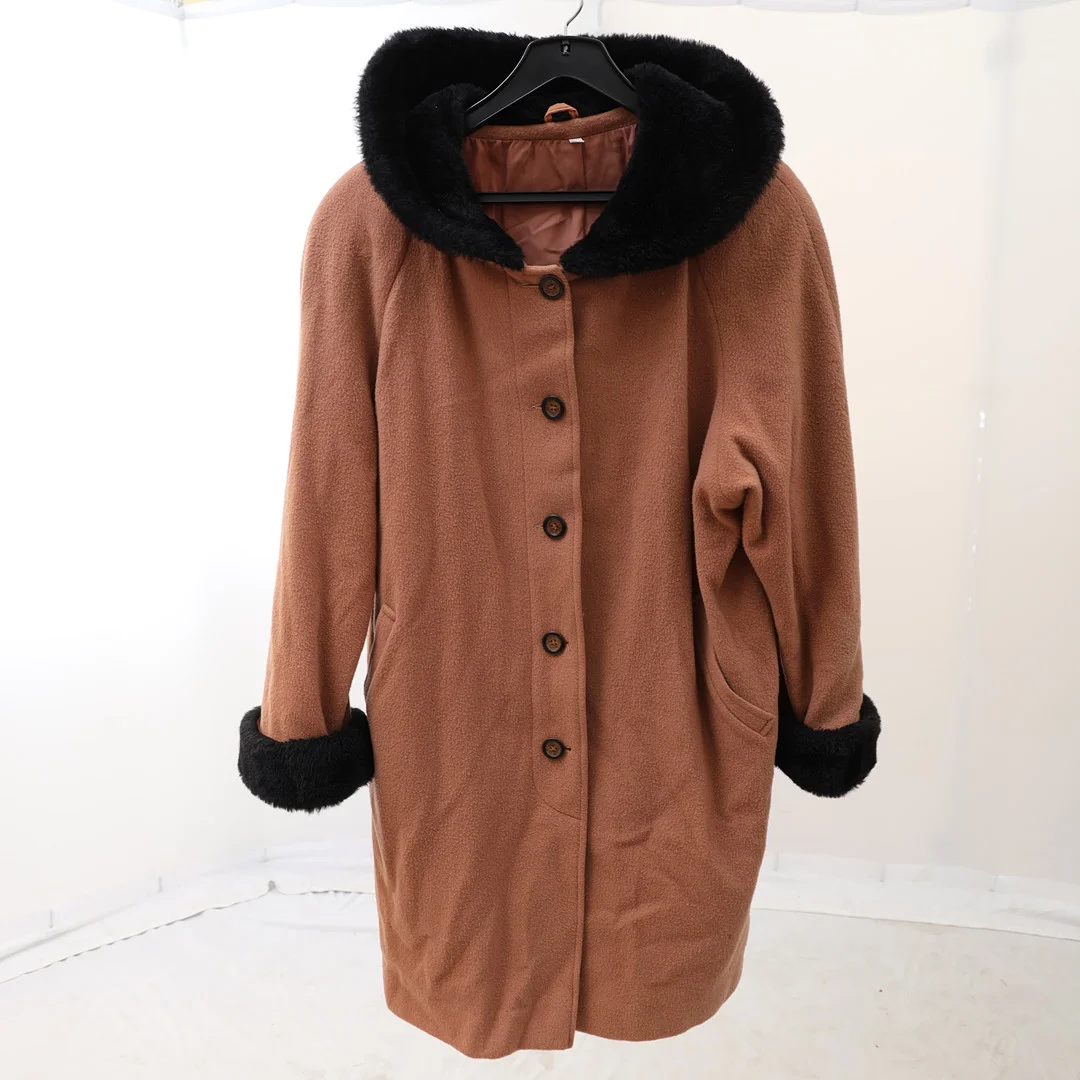 KAPPA MED PÄLSKRAGE, Storlek 42. — Vintage & Designer Fashion — Falun Auktionsbyrå