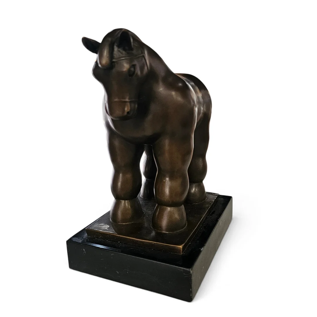 Escultura de caballo en bronce sobre base de mármol negro. — Sculptures & Bronzes — Arce Auctions