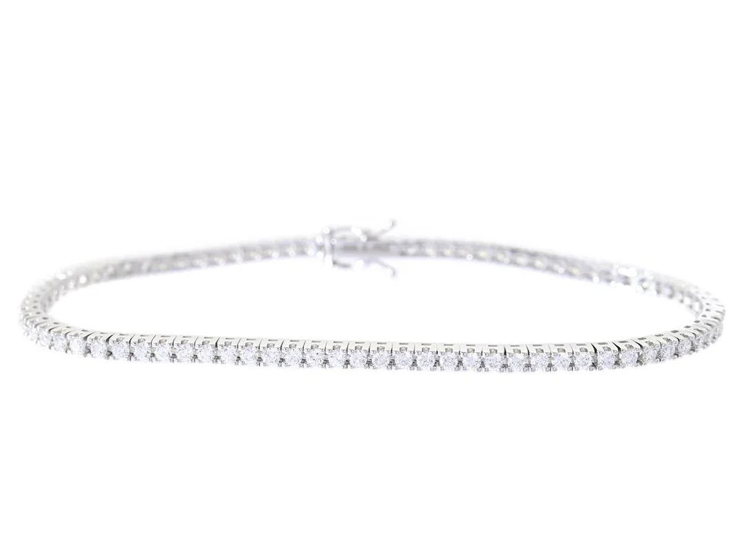 TENNISARMBAND, 18K vitguld, 77 briljantslipade diamanter ca 1,42 ctv, ca TW-W/VVS-SI, längd 16 cm, vikt 7,4 g. — Smycken/Tennisarmband — Kaplans