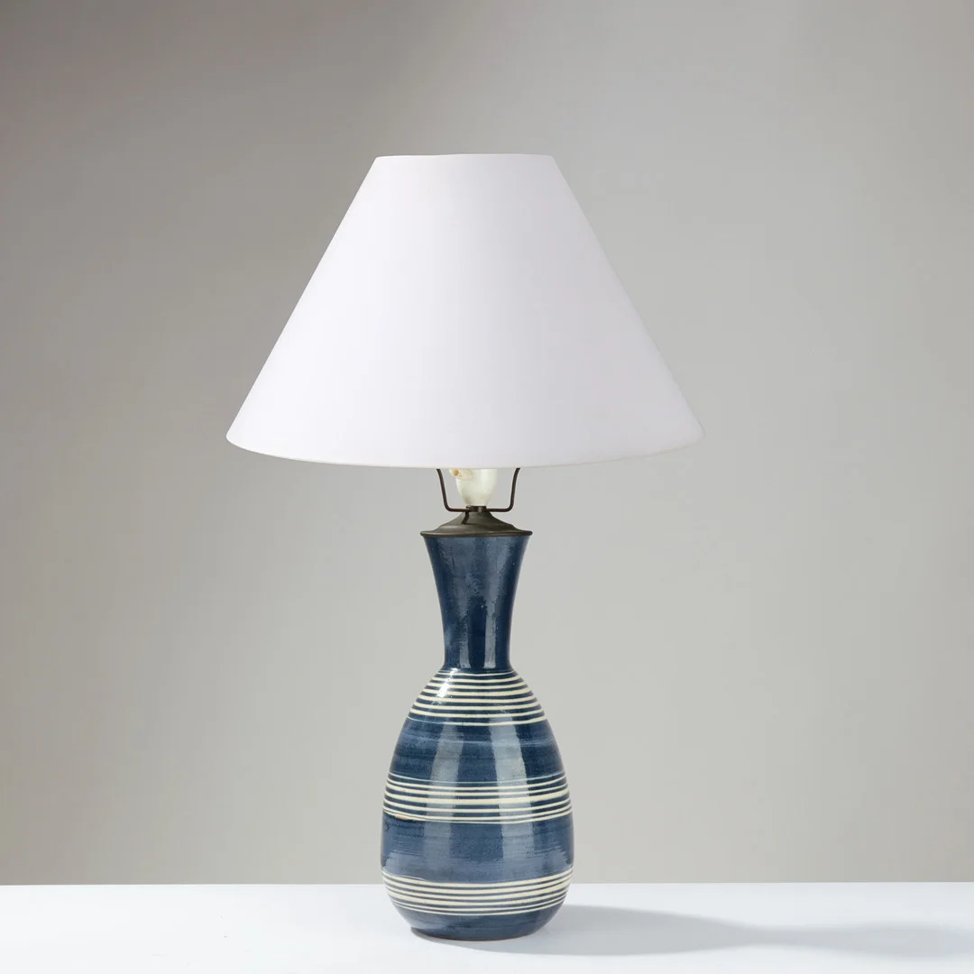 KÄHLER: Vase monteret som bordlampe af keramik glaseret med blå og hvid glasur, modelnr. 721, Herman A. Kähler, Danmark, omkring 1900-tallets midte. — Table Lamps — Palsgaard Kunstauktioner