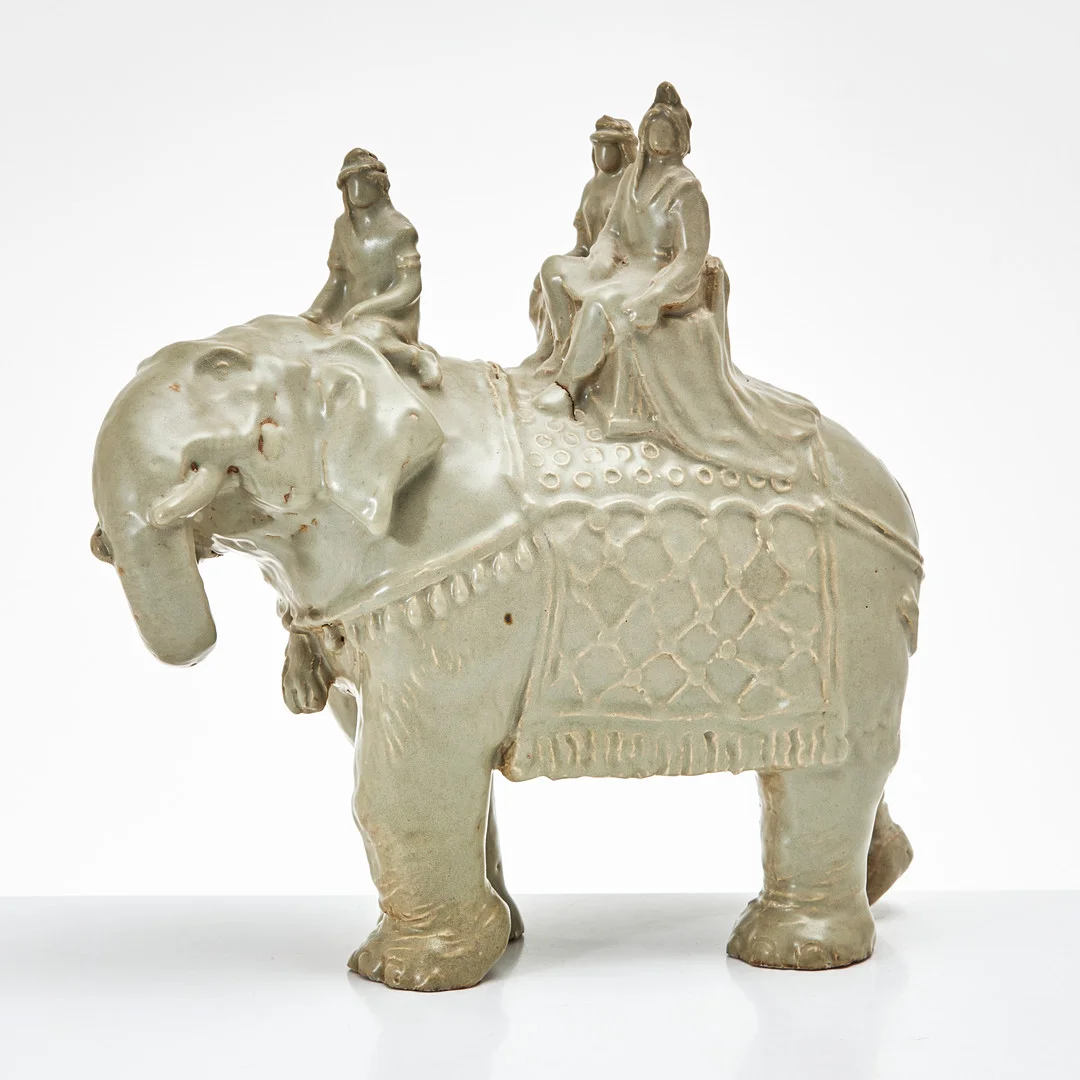 ARON SANDBERG (1873-1959). Skulptur, grönglaserad lergods, Ryttare på elefant. — European — Stockholms Auktionsverk Magasin 5
