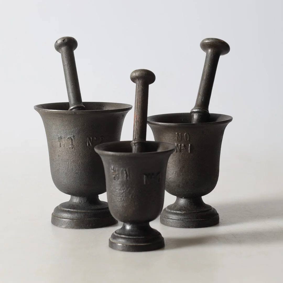 MORTLAR, med stöt, 3 st. Gjutjärn, 1900-tal. — Other metals — Gomér & Andersson Nyköping