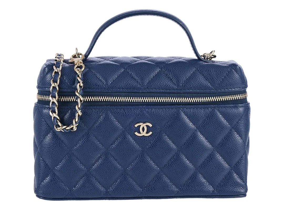 CHANEL, VÄSKA, Vanity Clutch With Chain, marinblått quiltat kaviarläder, guldfärgade beslag, 19x12x5 cm, märkt HU83EH80, avtagbar axelrem, dustbag, originalkartong. Very Good Condition. — Accessoarer/Väskor — Kaplans