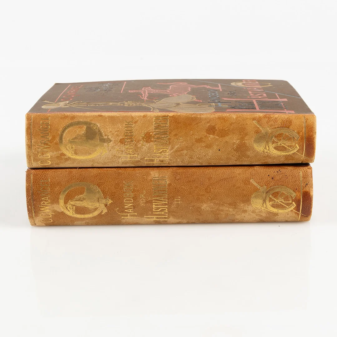 C. G. WRANGELS HANDBOK FÖR HÄSTVÄNNER, i de dekorerade klotbanden i första upplagan 1887. — Books — Stockholms Auktionsverk Helsingborg